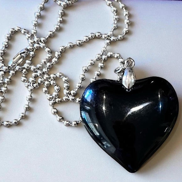 Chic Solid Glass Black Heart Pendant Necklace 20” chain - Picture 7 of 16